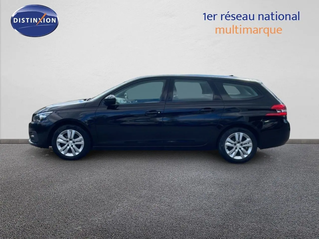 Peugeot 308 SW noir Perla Nera vue de profil côté gauche sur fond neutre avec jantes alliage argentées.