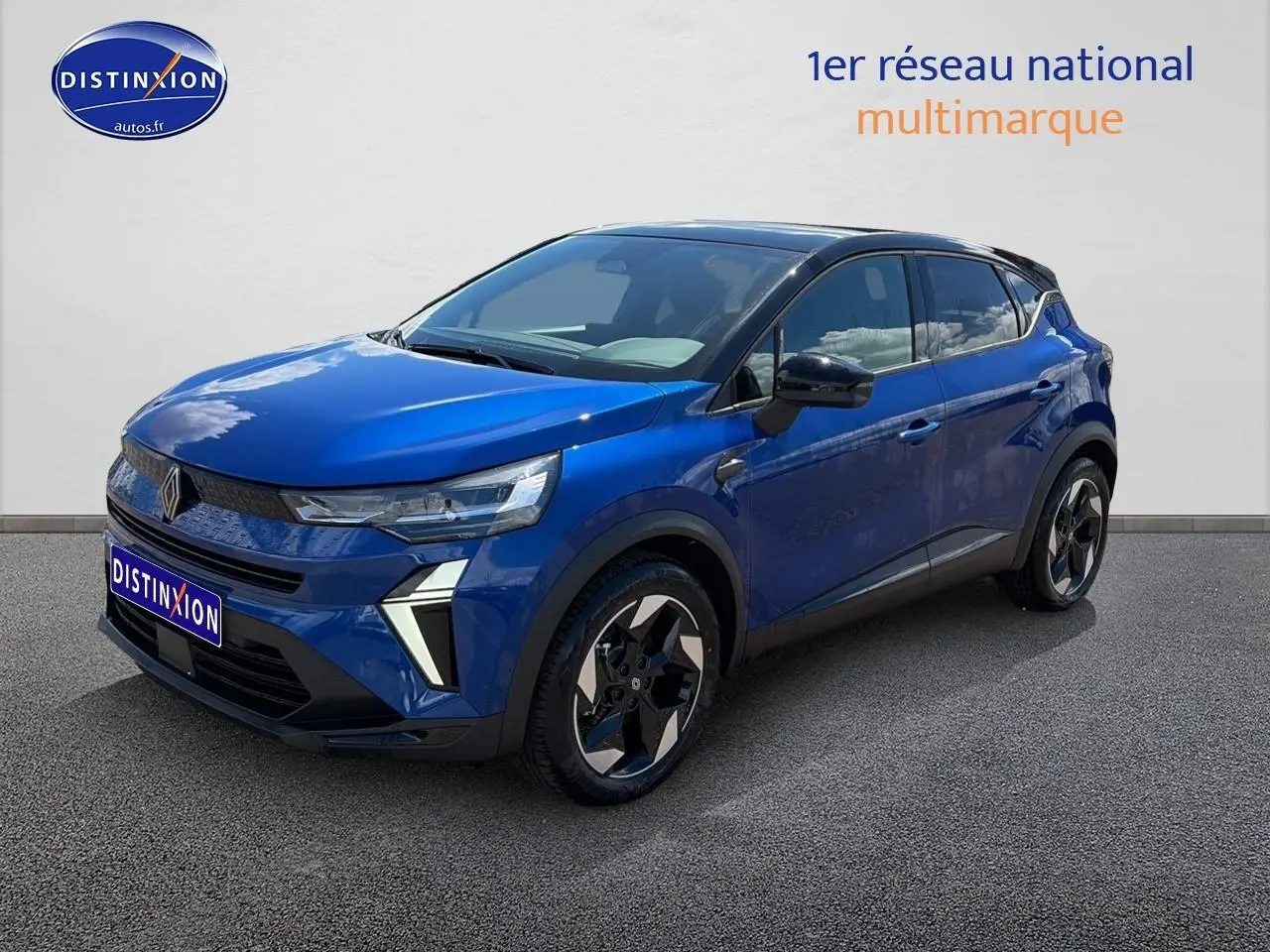 Renault Captur 2026 bleu iron toit noir en 3/4 avant droit sur fond neutre, jantes alu distinctives.