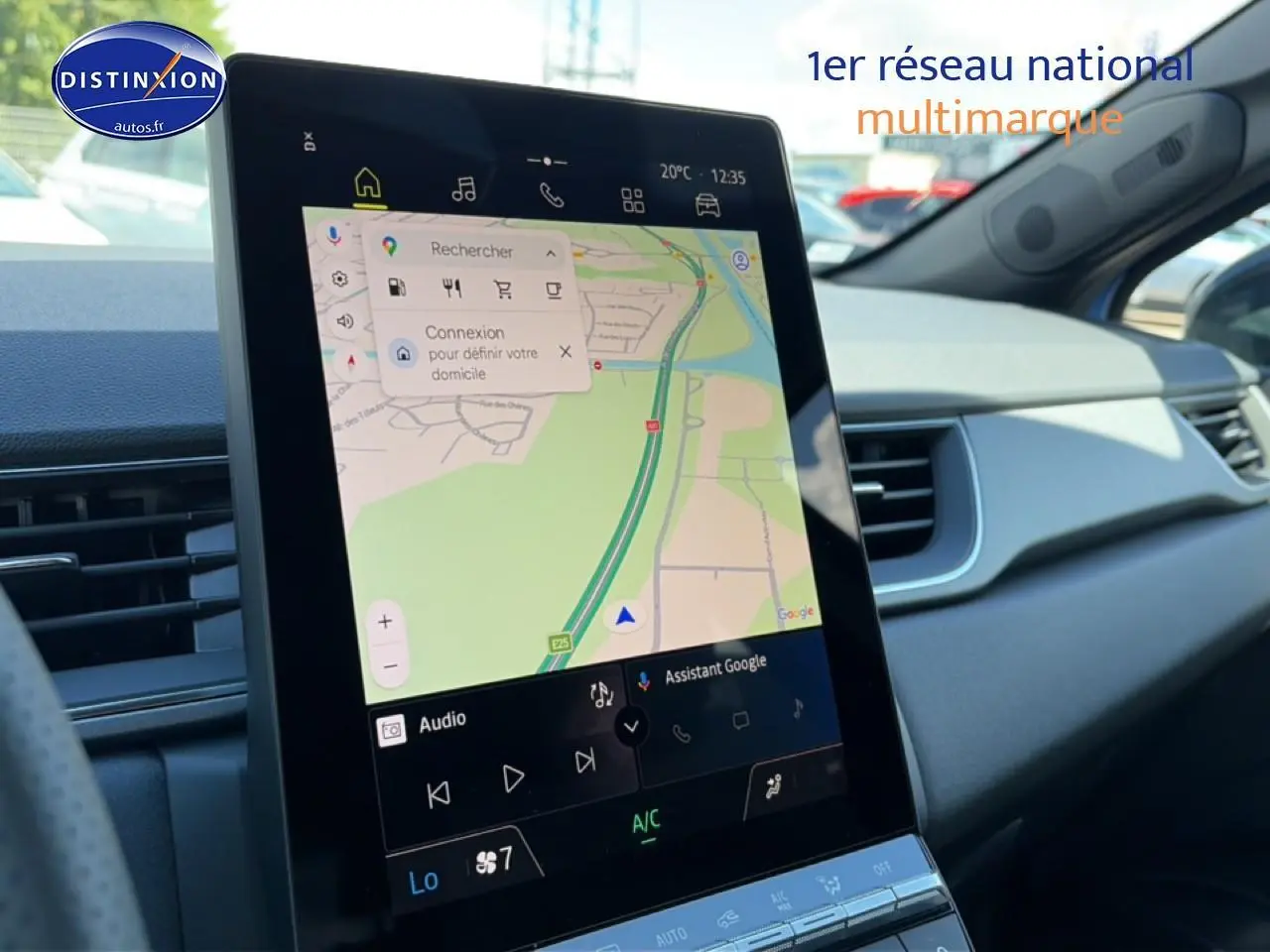 Vue intérieure du tableau de bord du Renault Captur 2026 hybride avec écran tactile vertical affichant la navigation GPS.
