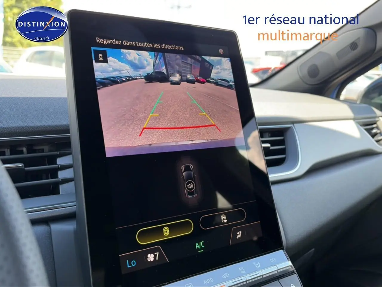 Vue intérieure centrée sur l'écran tactile affichant la caméra de recul du Renault Captur bleu iron toit noir 2026.