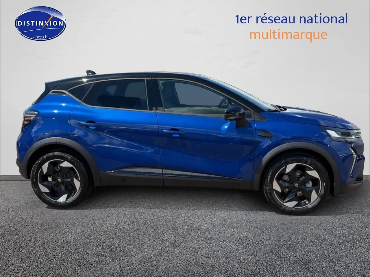 Profil droit du Renault Captur 2026 bleu iron avec toit noir et jantes alu distinctives.