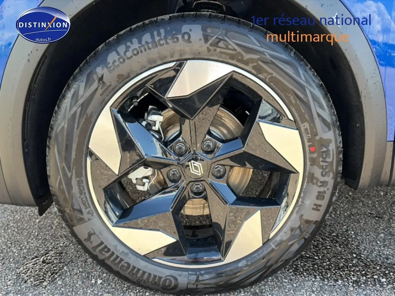 Gros plan sur la jante alu noire et argentée du Renault Captur bleu iron avec toit noir, côté avant droit.