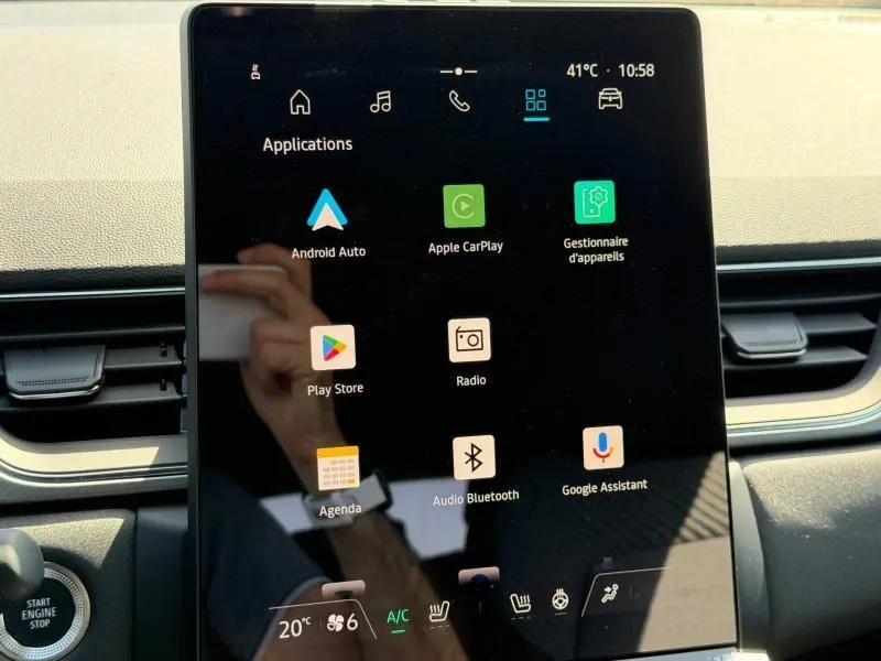 Écran tactile central du tableau de bord du Renault Captur blanc nacré, affichant les applications connectées.