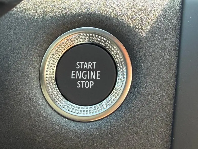 Gros plan sur le bouton Start Engine Stop du tableau de bord du Renault Captur blanc nacré 2026.