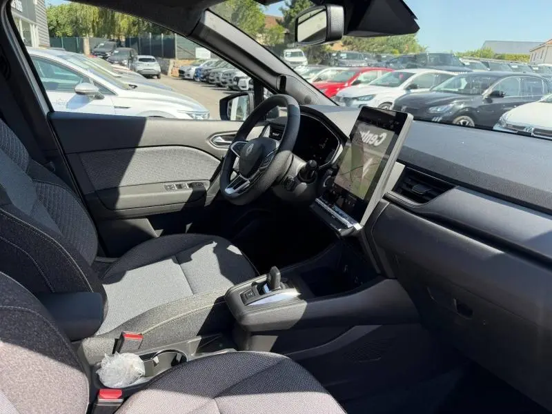 Vue intérieure côté conducteur du Renault Captur 1.8 E-Tech 2026, tableau de bord moderne avec écran tactile vertical.