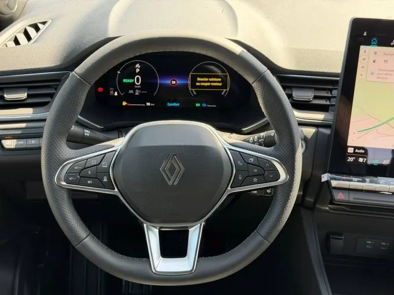 Vue rapprochée du volant multifonction noir du Renault Captur 1.8 E-Tech 2026 avec tableau de bord numérique et écran tactile GPS.
