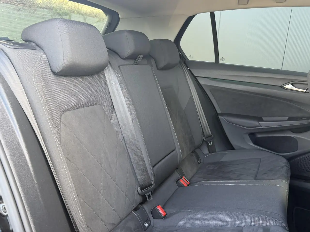 Vue intérieure côté droit des sièges arrière noirs en Microfleece ArtVelours de la Volkswagen Golf VIII 2024.