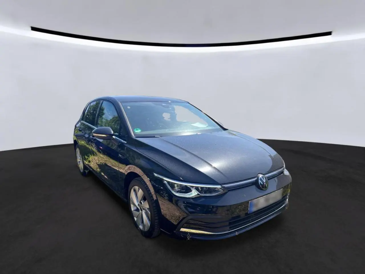 Volkswagen Golf VIII 1.5 TSI noire vue en 3/4 avant, avec phares LED et jantes alliage 17 pouces.