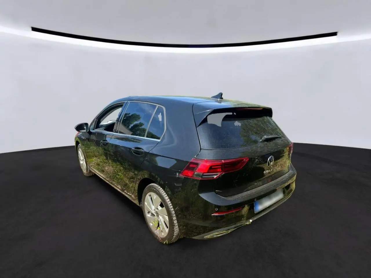 Volkswagen Golf VIII noire vue en 3/4 arrière droit, avec feux arrière LED et jantes alliage 17 pouces.