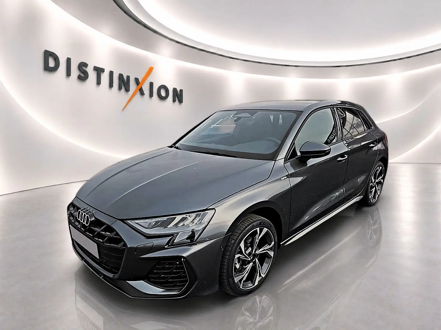 Audi A3 Sportback gris Daytona vue 3/4 avant droit avec jantes alliage et calandre S line noire