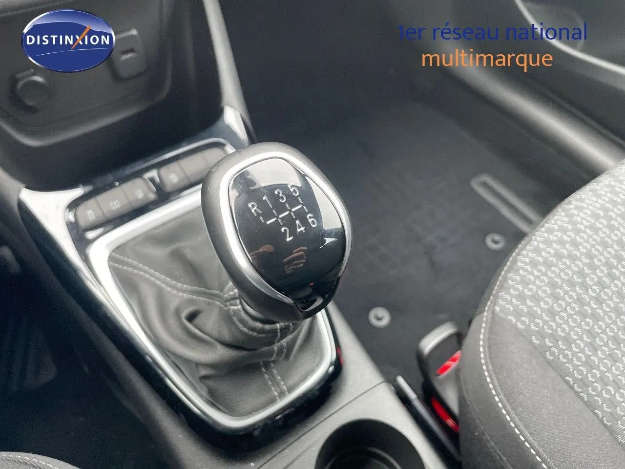 Le levier de vitesses manuel six rapports de l'Opel Crossland gris minéral, avec coutures apparentes sur la soufflet en cuir.