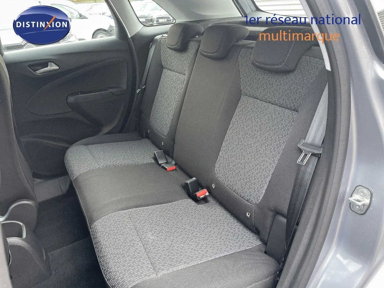 Vue intérieure côté droit des sièges arrière gris clair et foncé de l'Opel Crossland 2022 finition X Edition.