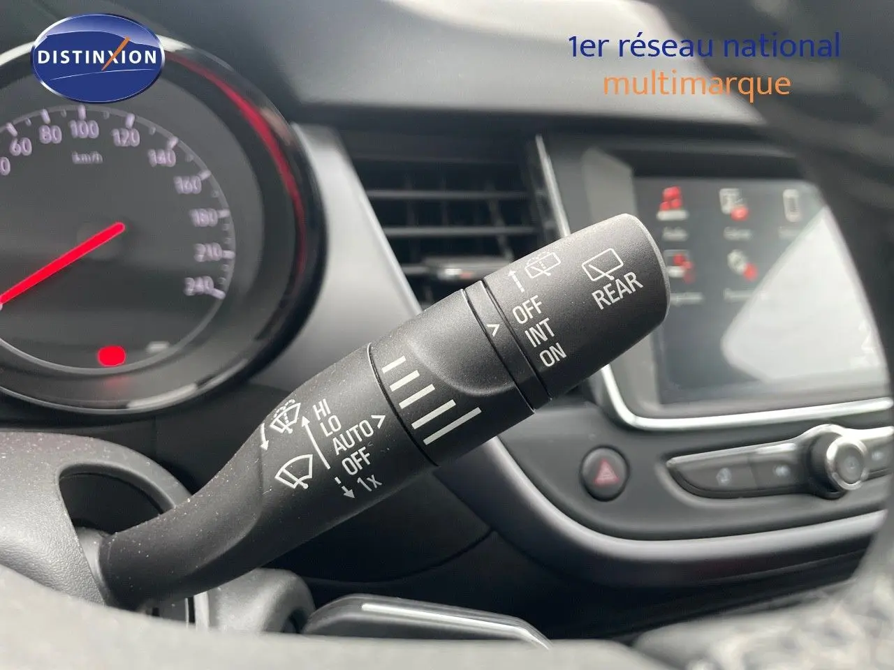 Le commodo d'essuie-glace en gros plan dans l'habitacle de l'Opel Crossland gris minéral 2022.