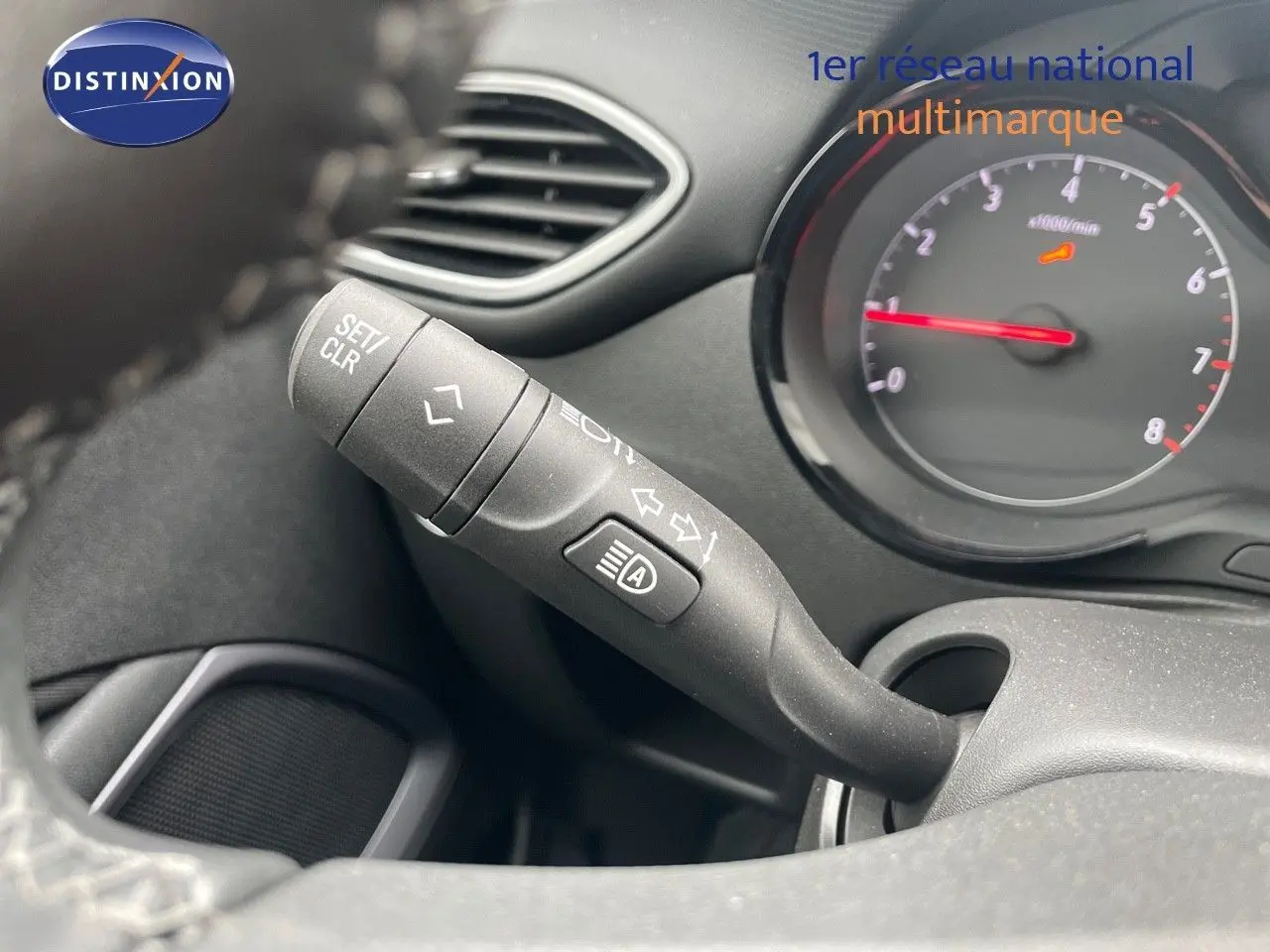 Gros plan sur la commande de clignotant et le compte-tours du tableau de bord de l'Opel Crossland 2022.