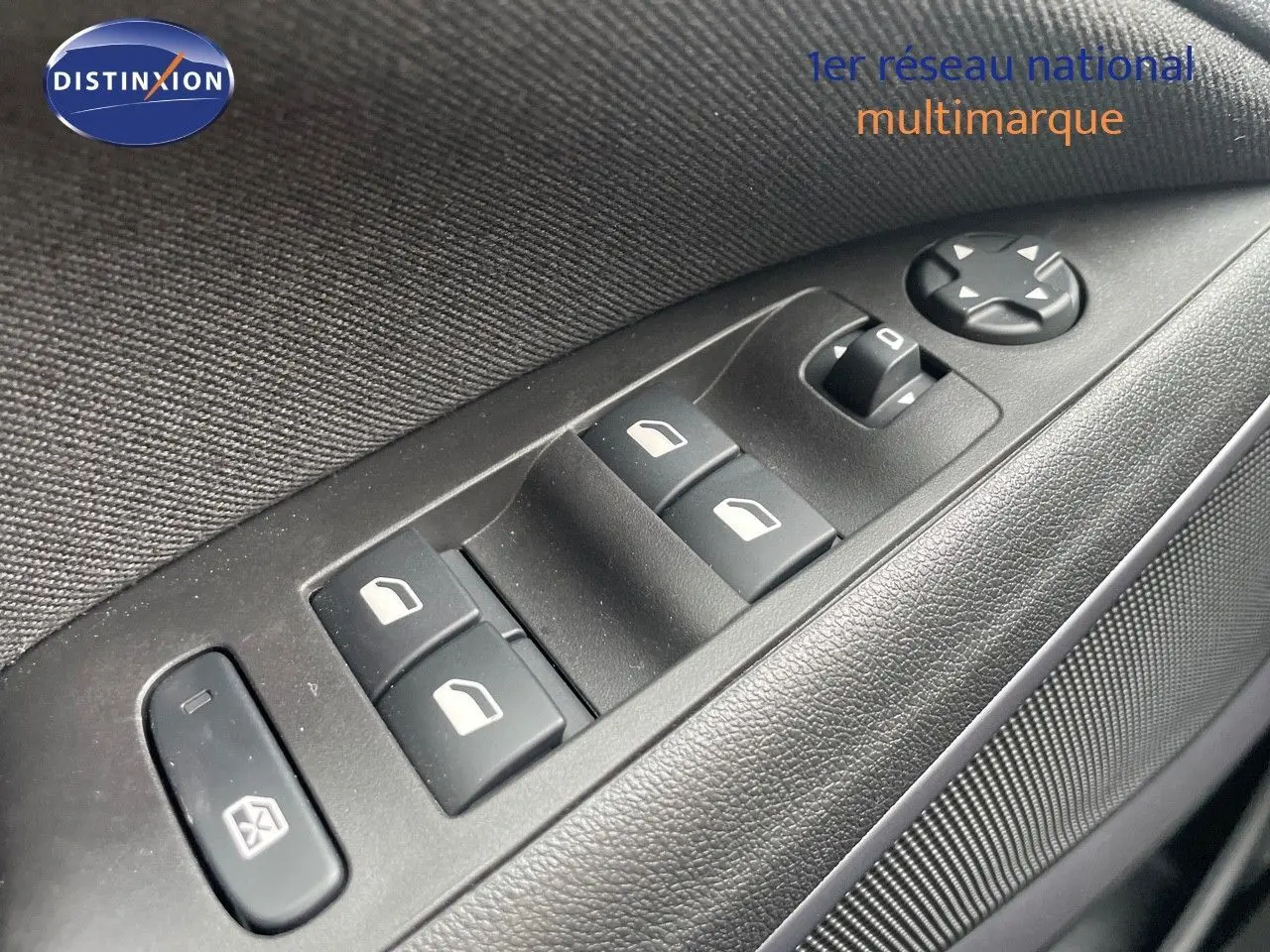 Gros plan sur les commandes électriques des vitres côté gauche d'une Opel Crossland gris minéral 2022.