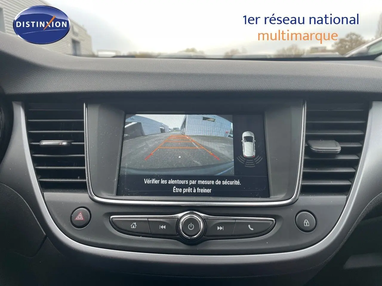 Tableau de bord de l'Opel Crossland 2022 avec écran tactile affichant la caméra de recul et commandes intégrées.