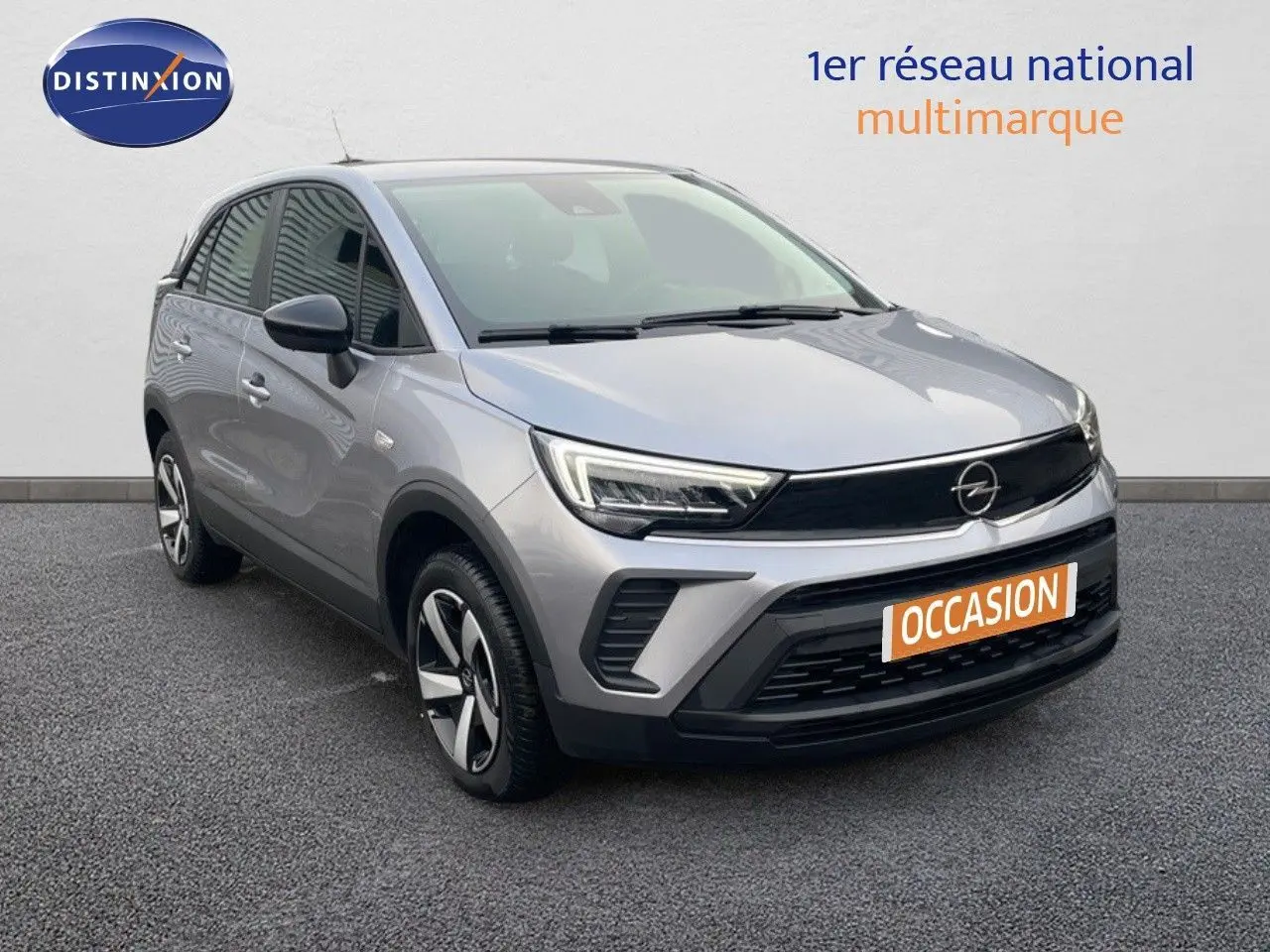 Opel Crossland gris minéral métal en 3/4 avant droit, avec calandre noire et jantes alliage distinctives.