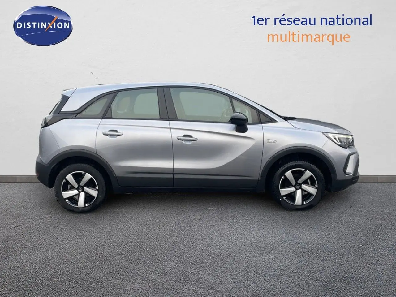 Opel Crossland gris minéral métal vu de profil côté gauche, soulignant ses lignes modernes et ses jantes stylisées.