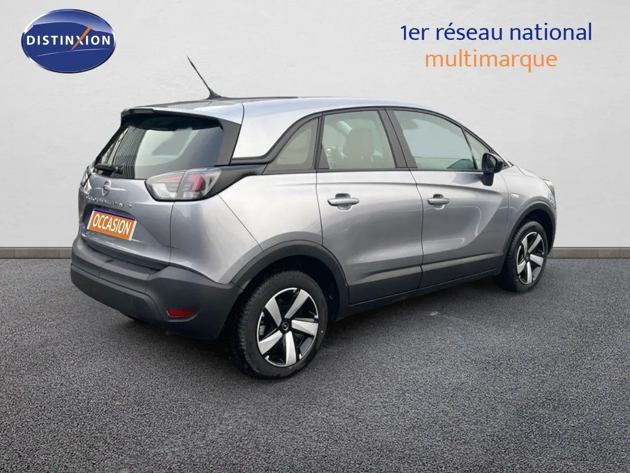 Opel Crossland gris minéral métal vu de trois quarts arrière droit, avec toit noir et jantes distinctives.