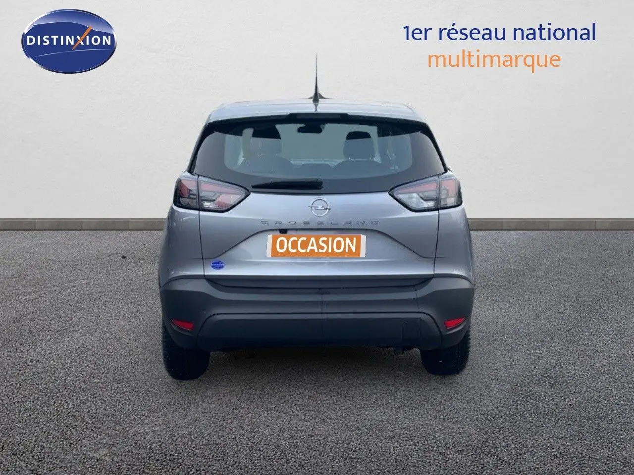 Vue arrière d'un Opel Crossland gris minéral métal 2022, mettant en valeur ses feux LED et son hayon compact.
