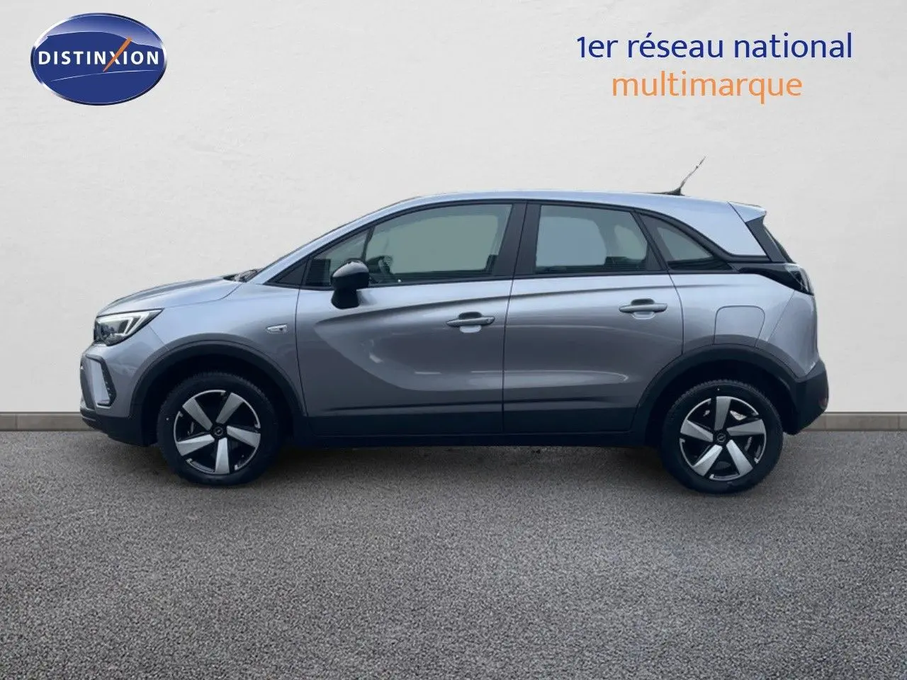 Profil côté gauche de l'Opel Crossland gris minéral métal 2022, mettant en valeur ses lignes modernes et ses jantes stylisées.
