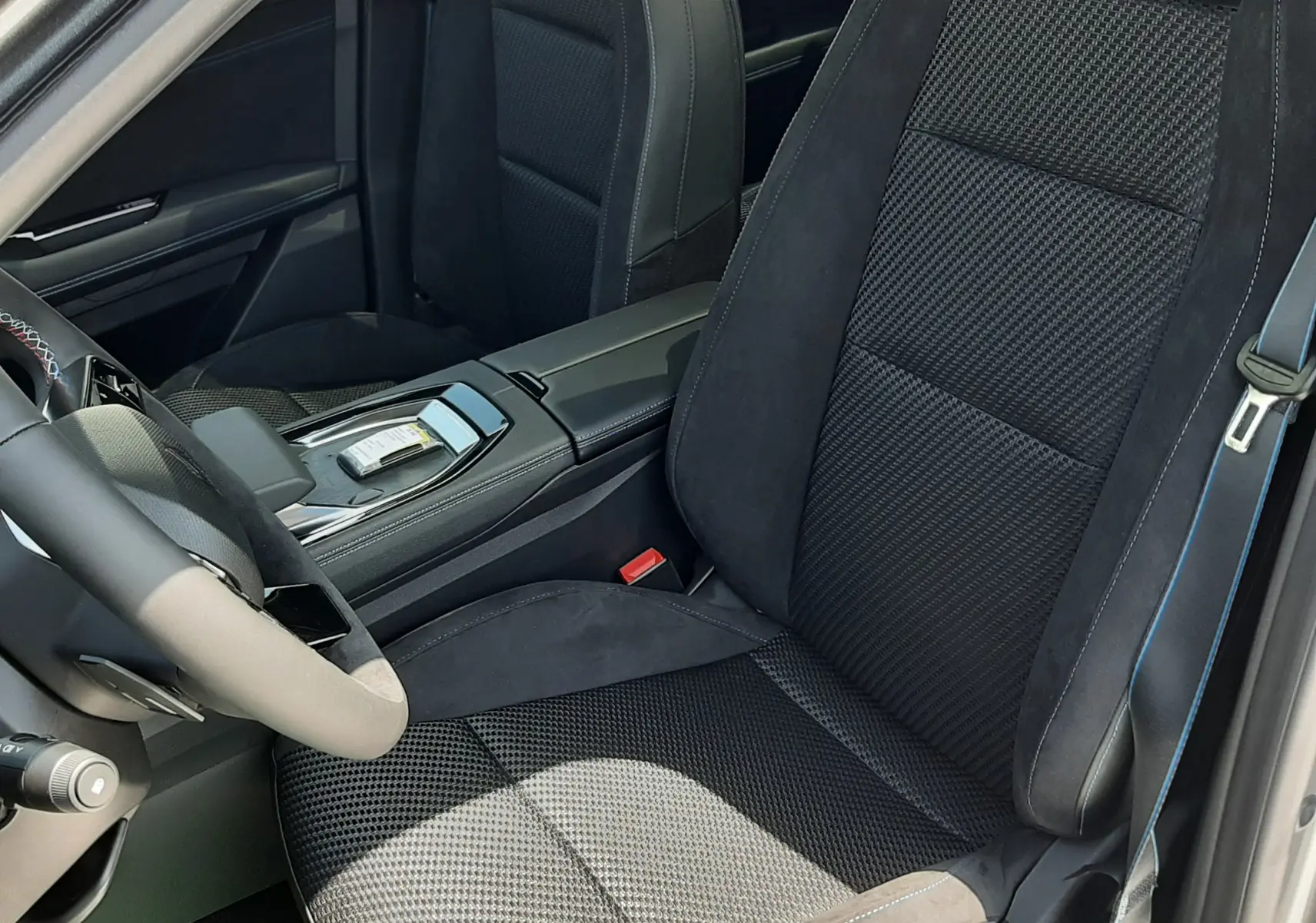 Intérieur de la Renault Espace VI gris schiste, vue côté conducteur sur les sièges noirs avec logo Alpine brodé sur l'appuie-tête.