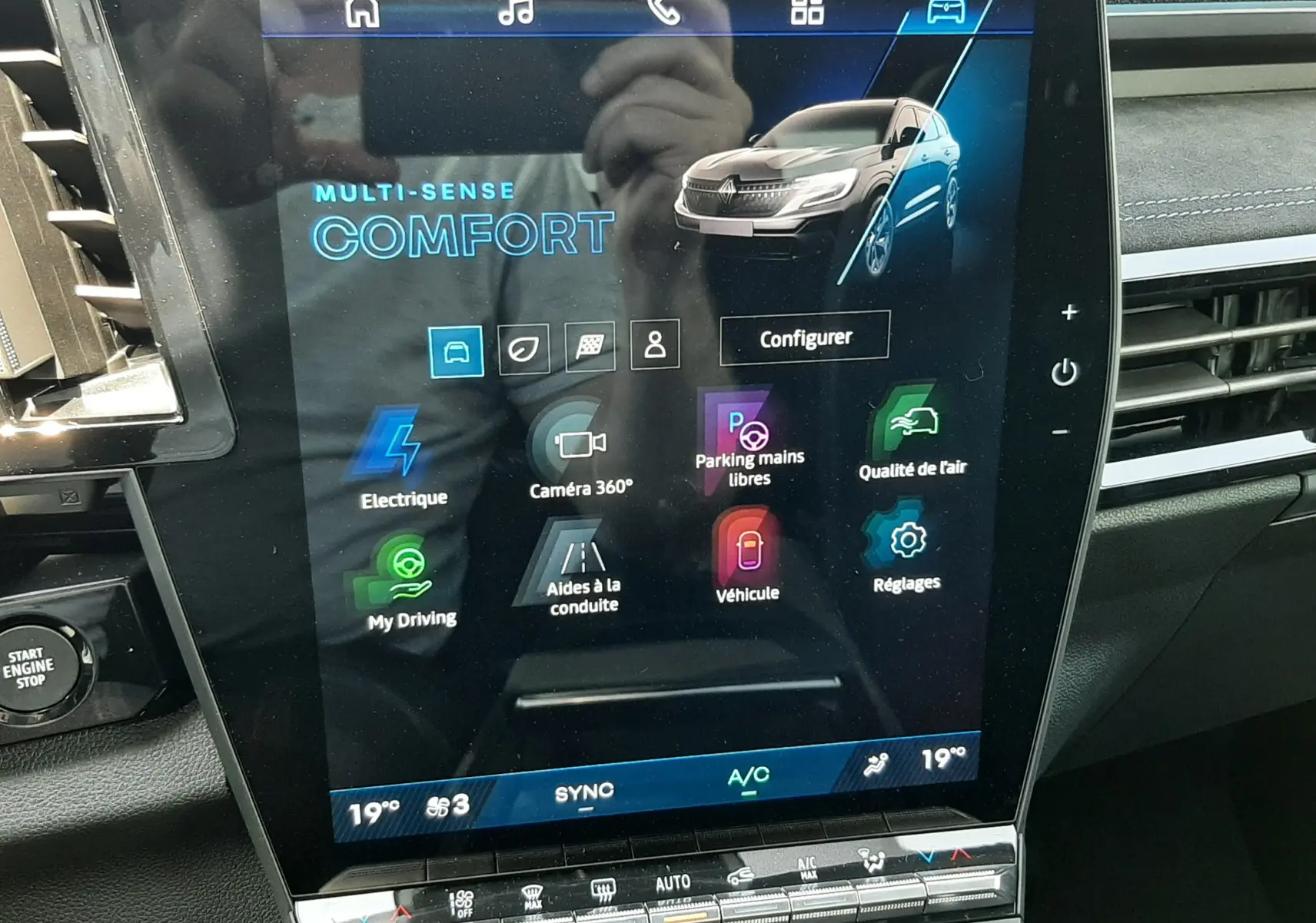 Écran tactile central du tableau de bord du Renault Espace gris schiste, affichant le mode Confort Multi-Sense.