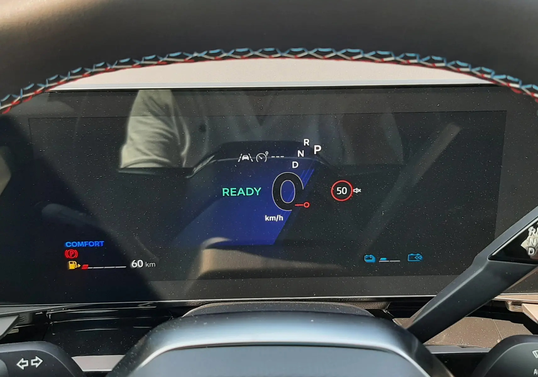 Vue rapprochée du tableau de bord numérique du Renault Espace VI gris schiste, affichant la vitesse et mode prêt.