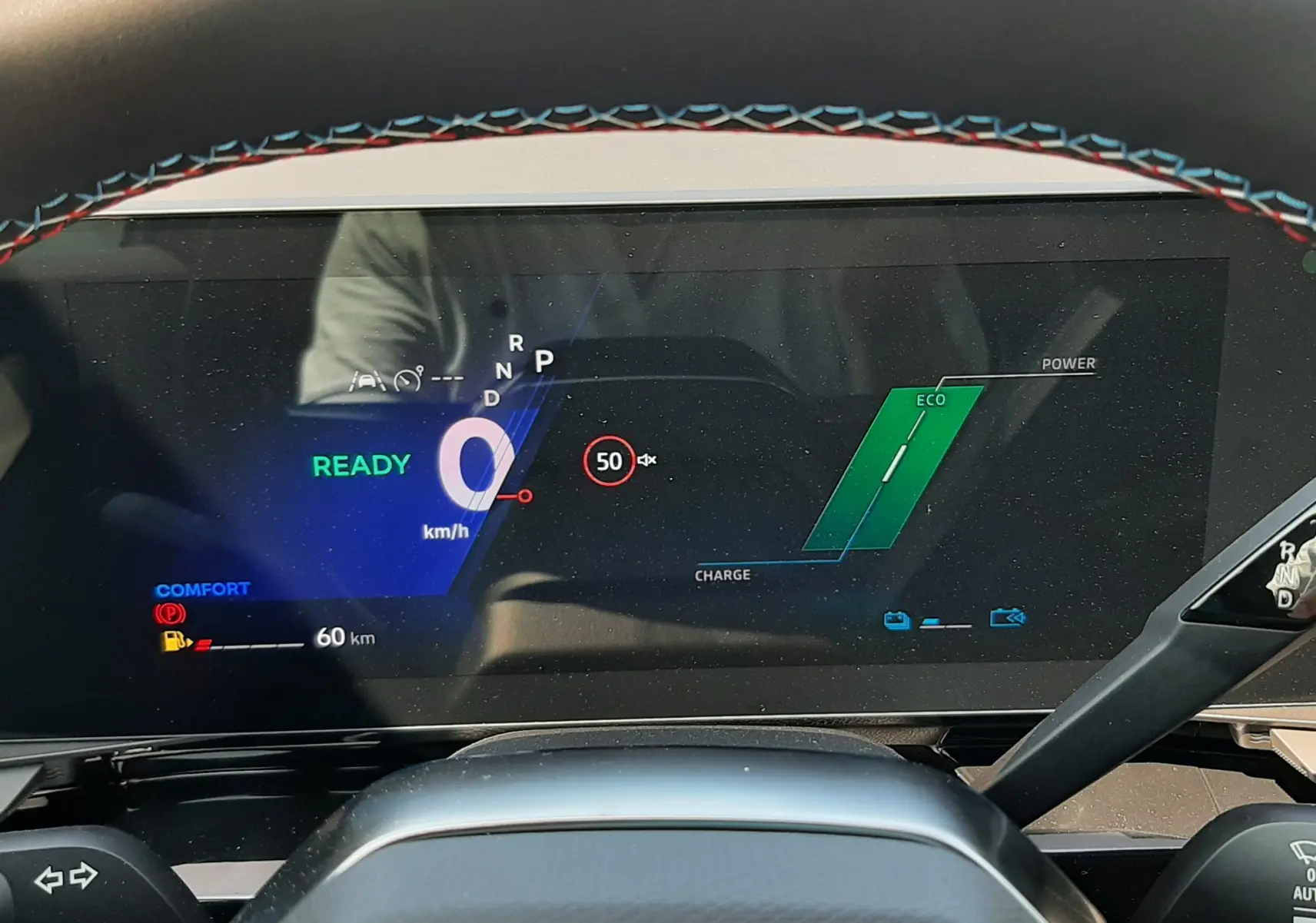 Vue rapprochée du tableau de bord numérique du Renault Espace gris schiste, affichant la vitesse et mode éco.