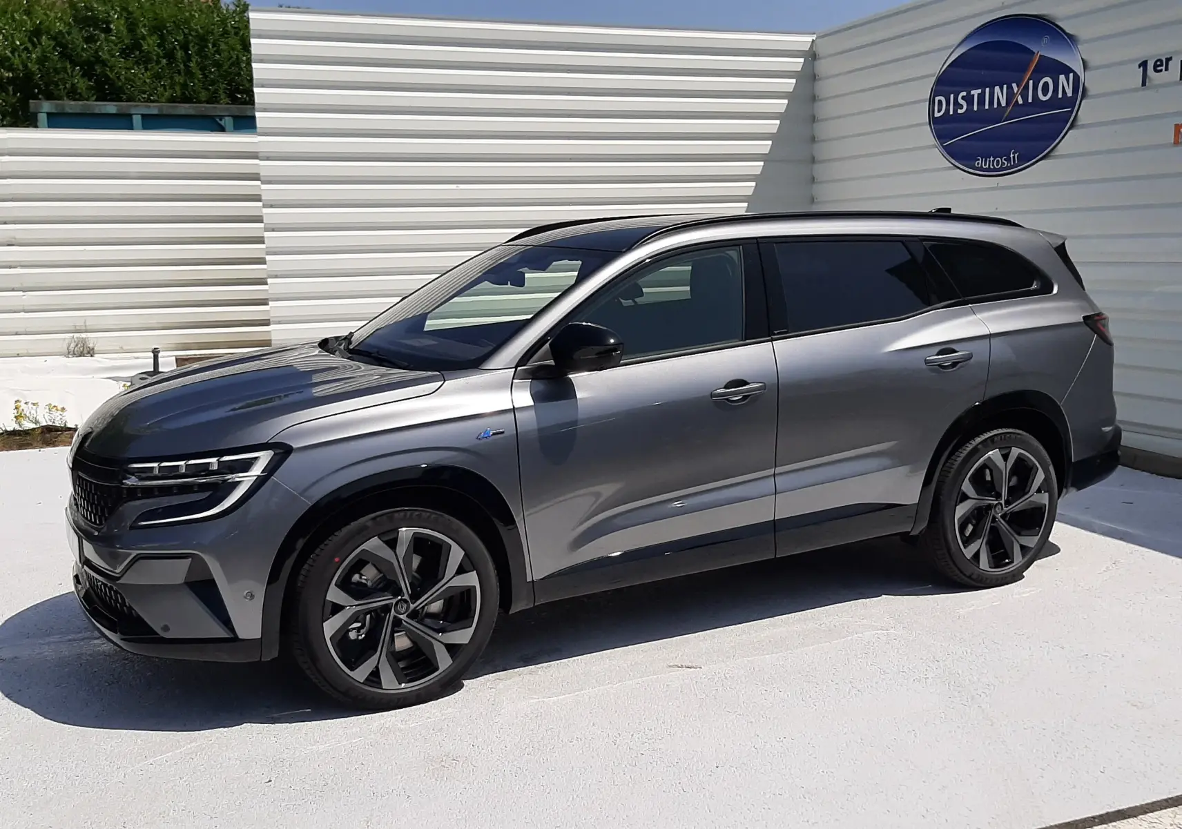 Renault Espace VI gris schiste métal vu de profil côté gauche, avec jantes alliage et toit noir panoramique.
