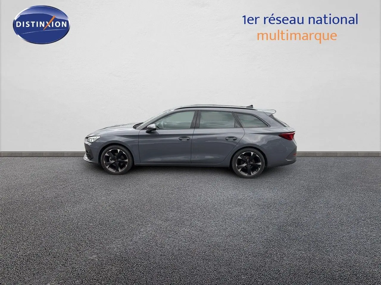 Profil côté gauche de la CUPRA LEON ST 2024 en gris Graphene Metal avec jantes noires sur fond neutre.