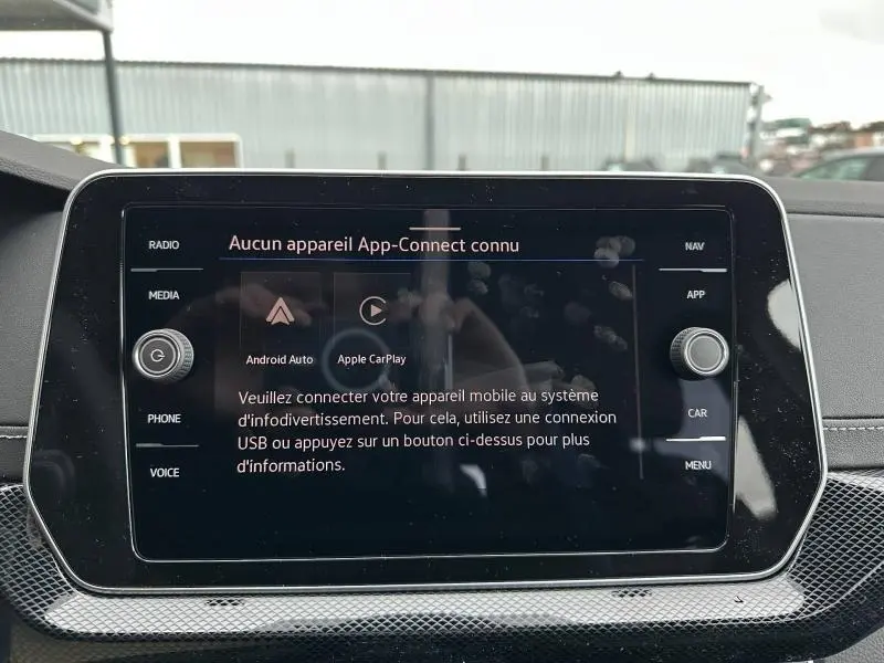Écran tactile central du Volkswagen T-Cross 2025 en gros plan, affichant la connexion Android Auto et Apple CarPlay.