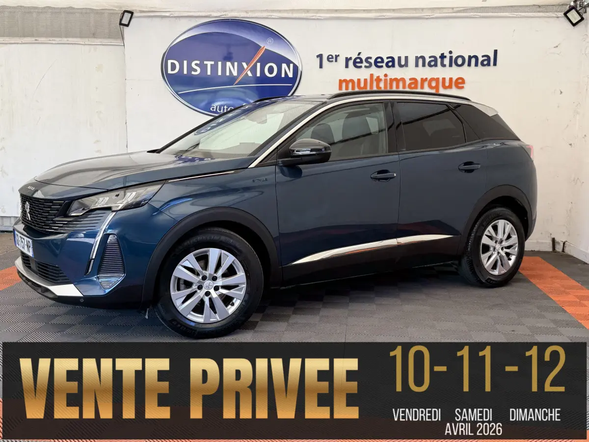 Peugeot 3008 bleu en profil droit, SUV compact avec toit noir et jantes argentées, stationné en intérieur.
