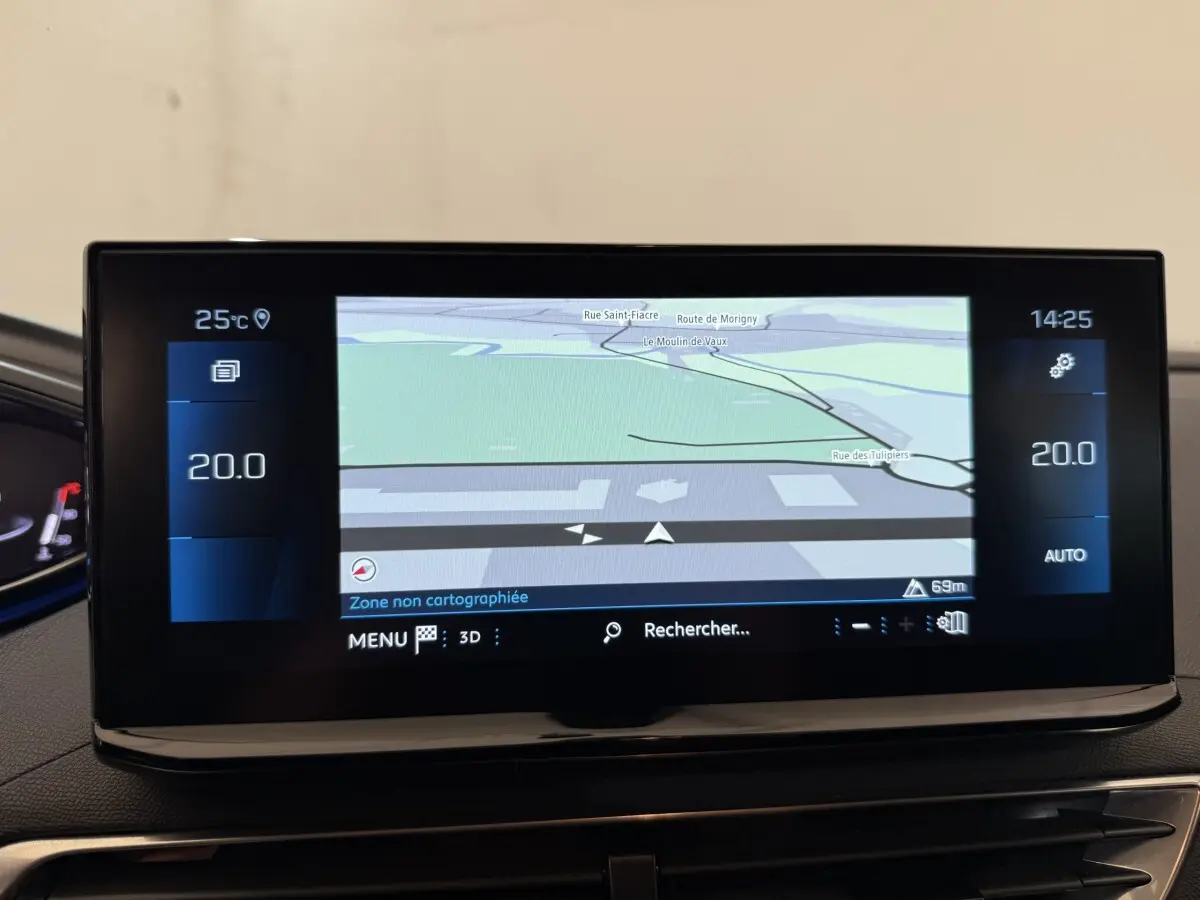 Écran tactile central du Peugeot 3008 PureTech 130 bleu, affichant la navigation 3D et la température intérieure.