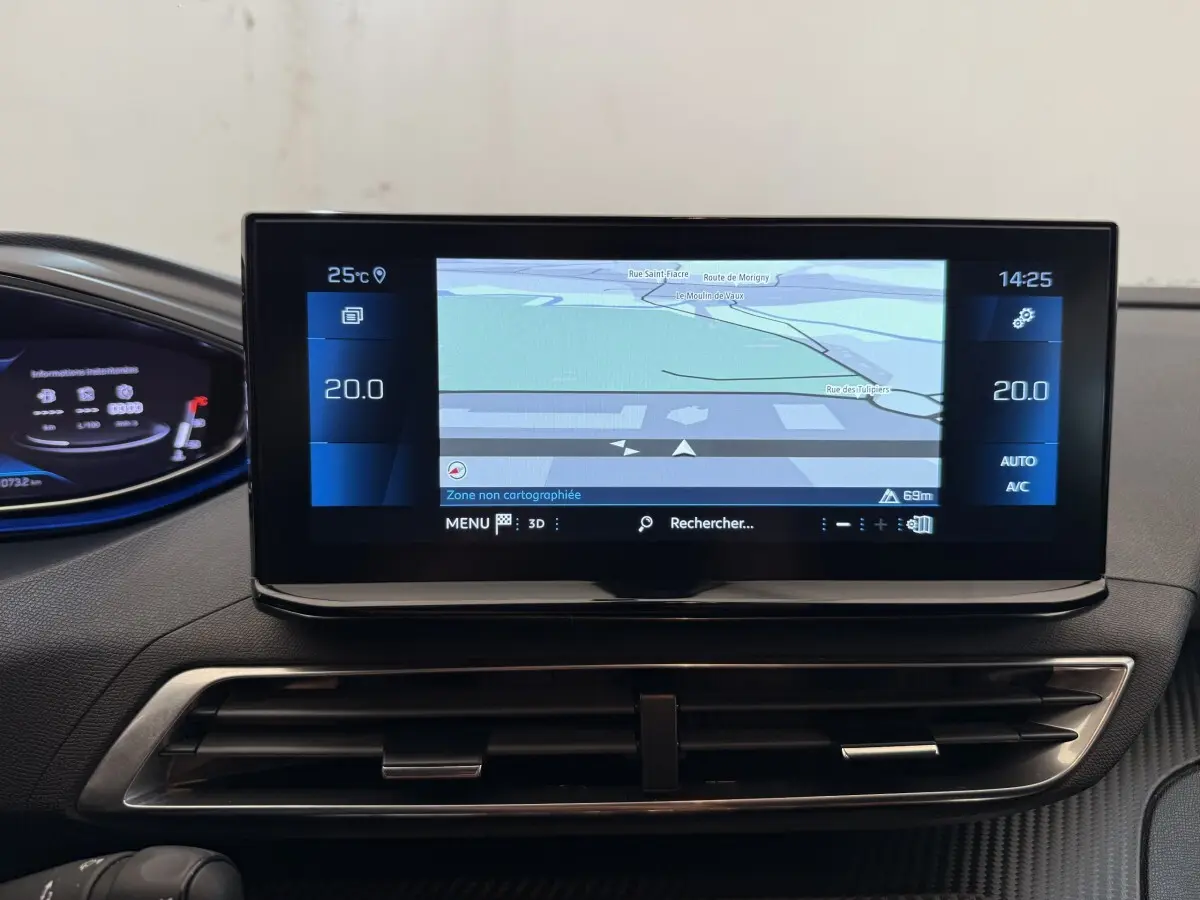 Vue rapprochée de l’écran tactile central du tableau de bord du Peugeot 3008 bleu, affichant la navigation 3D.
