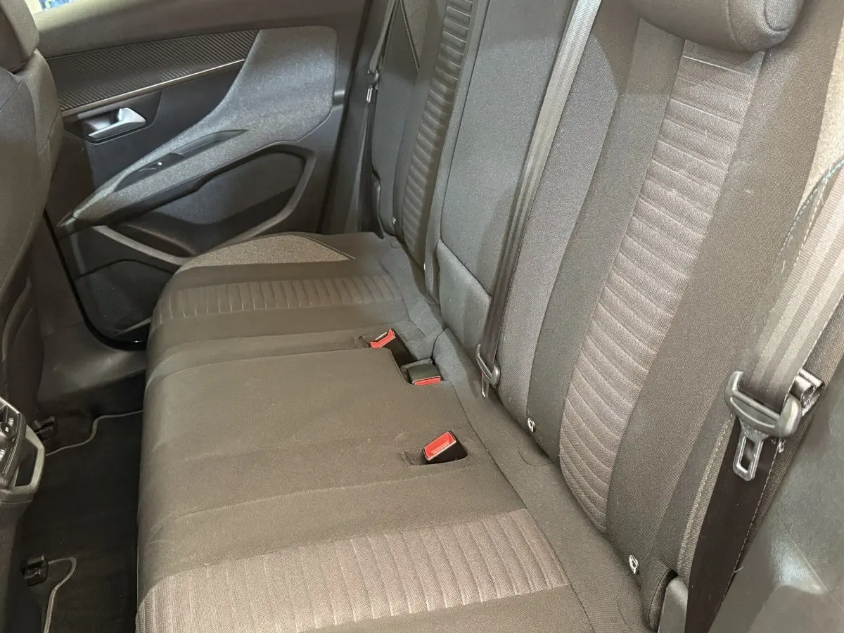 Vue intérieure côté gauche montrant la banquette arrière en tissu gris du Peugeot 3008 PureTech 130 Style 2021.