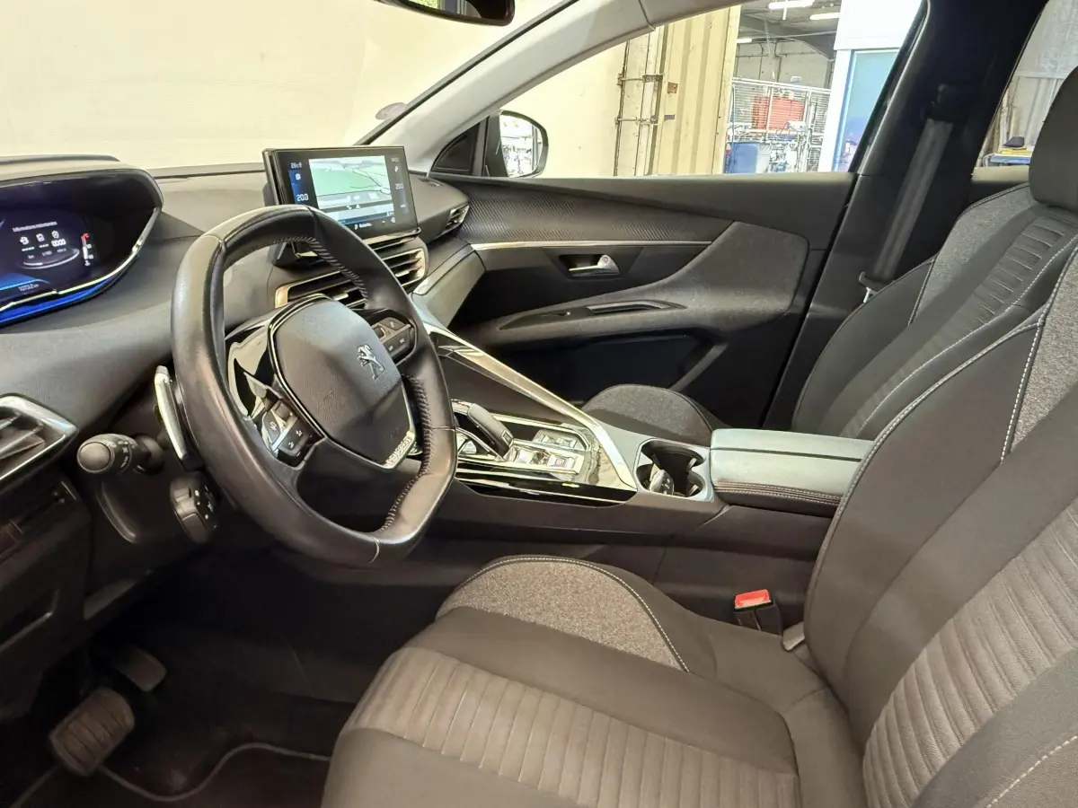 Vue intérieure côté conducteur du Peugeot 3008 bleu 2021, avec tableau de bord digital et écran tactile central.