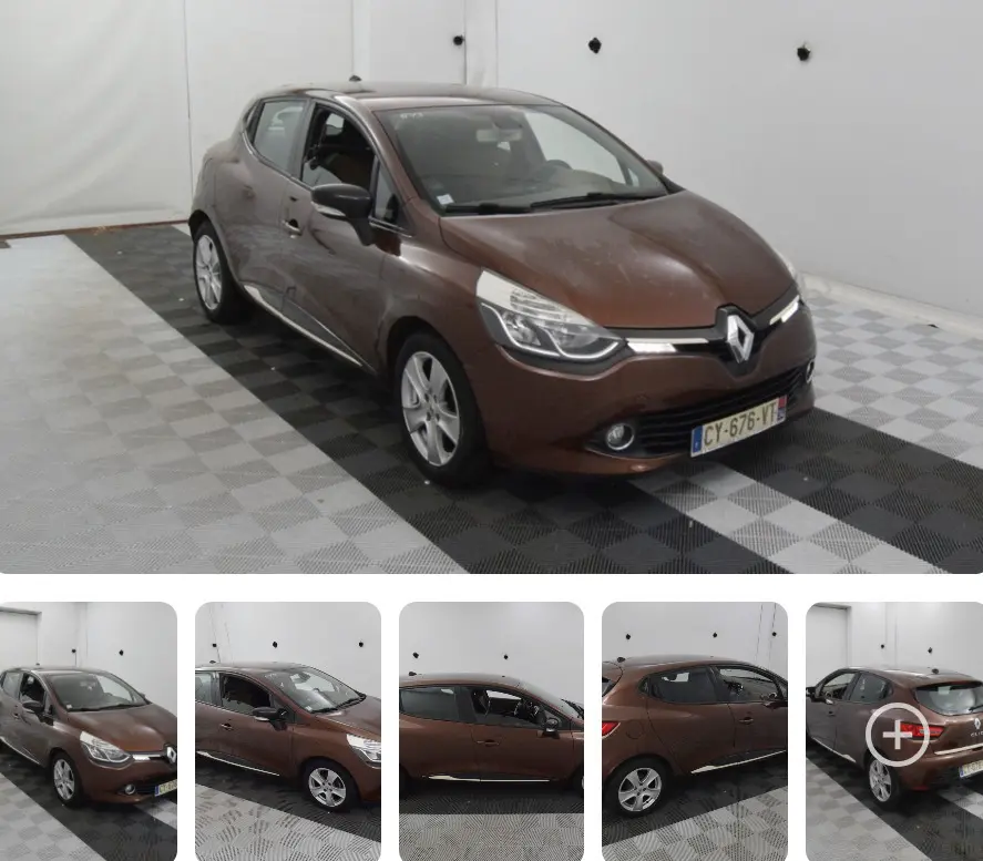 Renault Clio IV marron vue 3/4 avant droit, avec barres de toit et vitres surteintées dans un studio blanc.