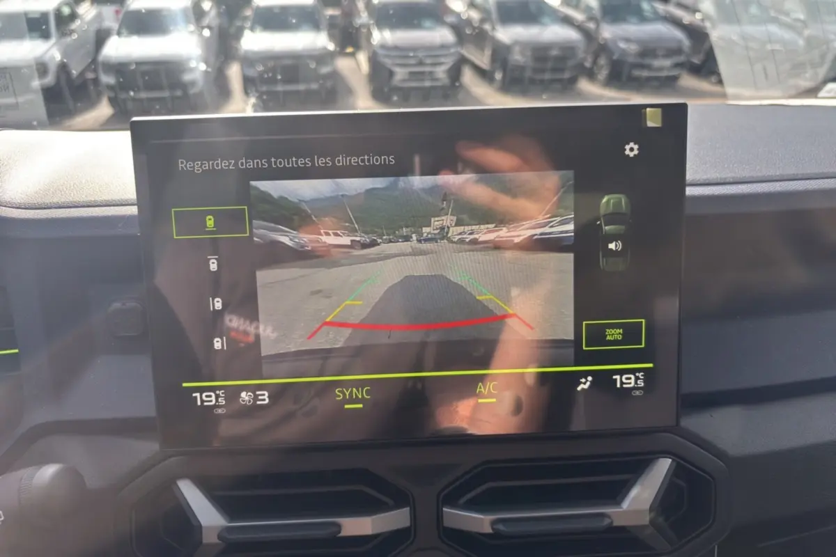 Écran tactile du tableau de bord du Dacia Bigster Hybrid-G 150 montrant la caméra multiview en marche.
