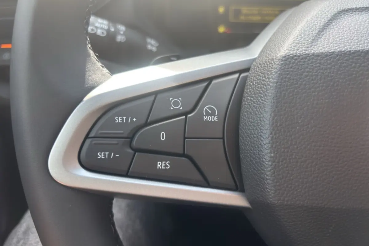 Gros plan sur les commandes de régulateur au volant cuir du Dacia Bigster Hybrid-G 150 4x4 Expression+ 2026.