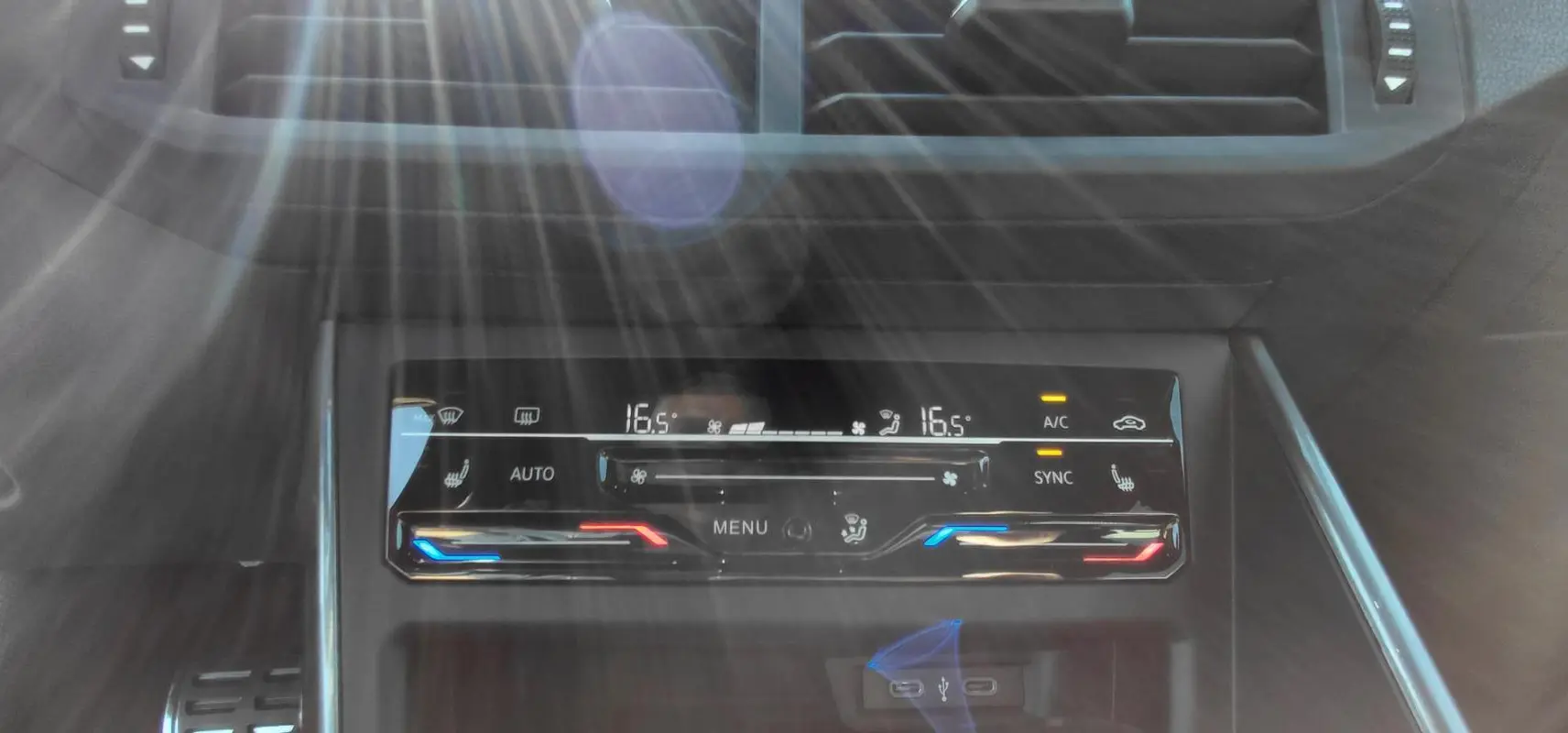 Détail du panneau de climatisation automatique tactile de la Volkswagen Polo GTI 2024 avec réglages de température à 16,5°C.