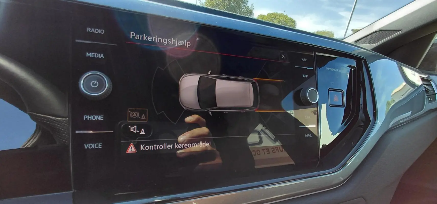 Écran tactile du système multimédia de la Volkswagen Polo GTI 2024 avec affichage de l'aide au stationnement.