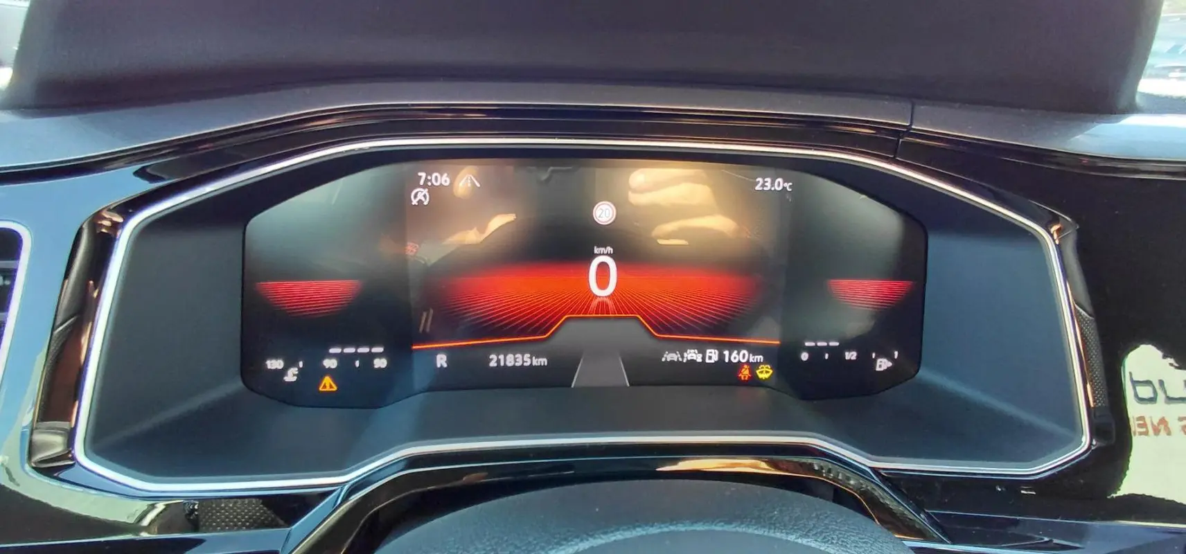 Vue rapprochée du cockpit numérique de la Volkswagen Polo GTI 2024 avec affichage digital rouge et noir.