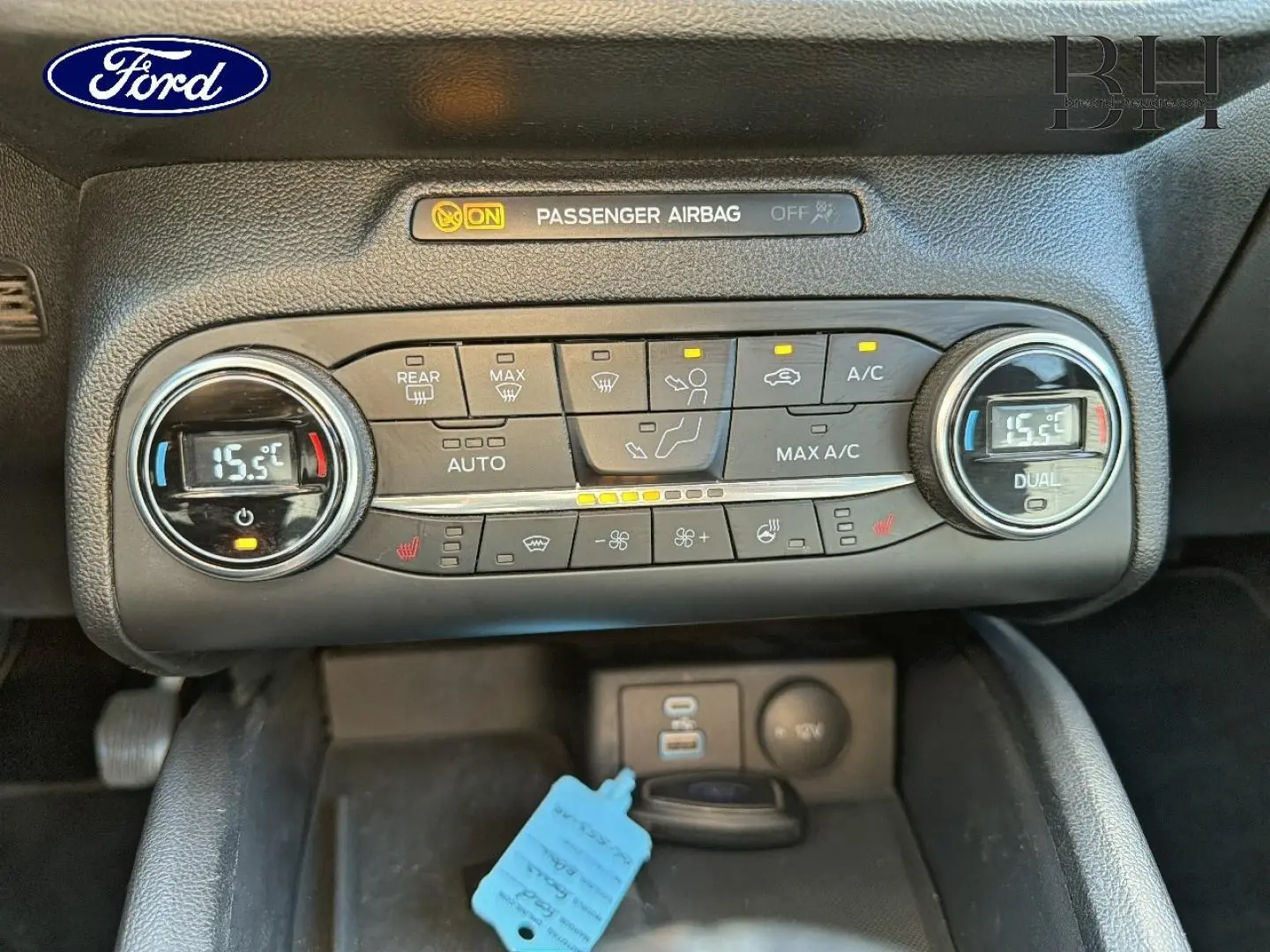 Gros plan sur la console centrale de la Ford Focus 2022, montrant la climatisation bi-zone et les commandes de chauffage.