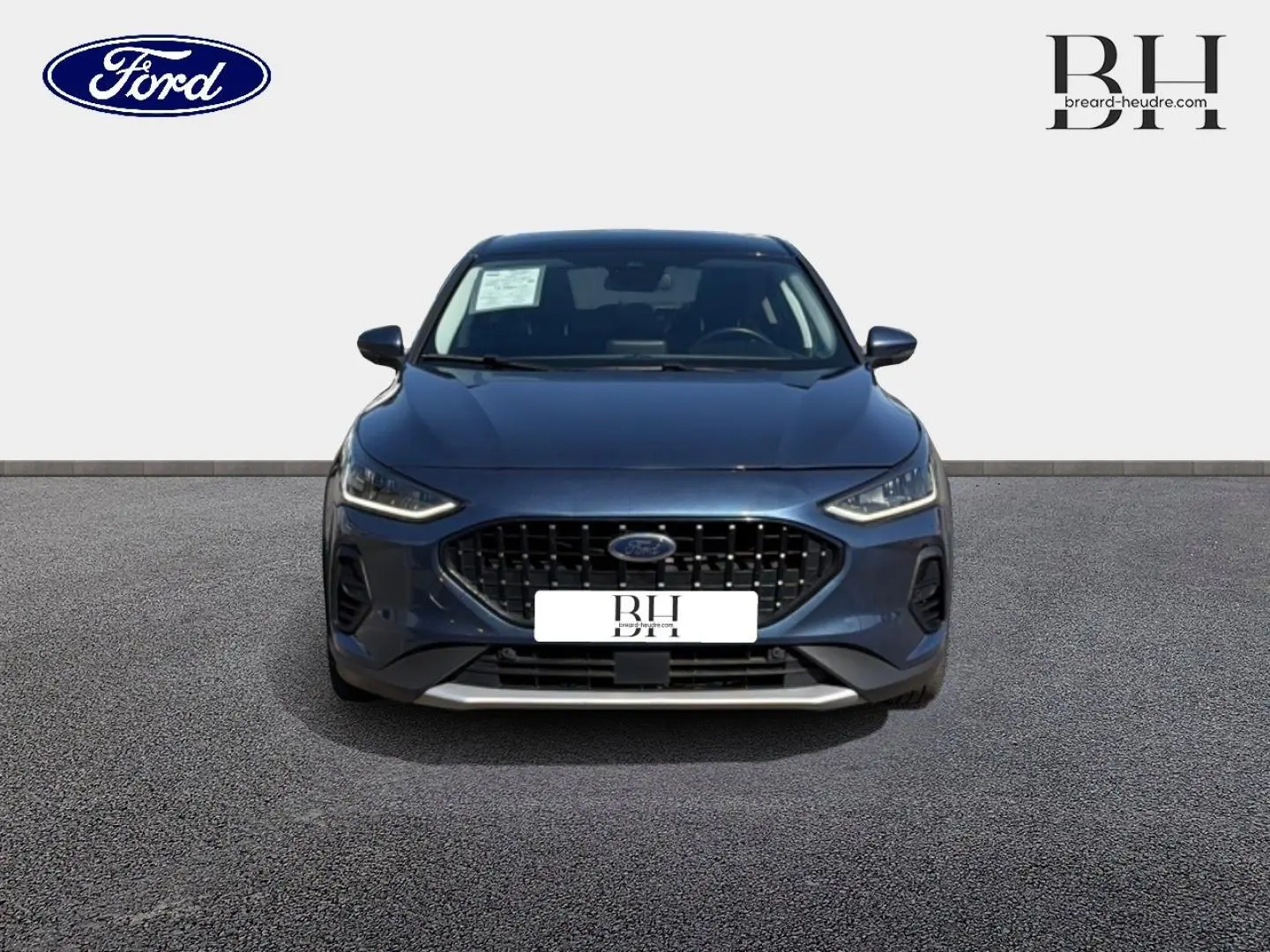 Vue frontale d'une Ford Focus 1.0 Flexifuel 2022 en bleu azur métallisé avec calandre noire et phares LED.