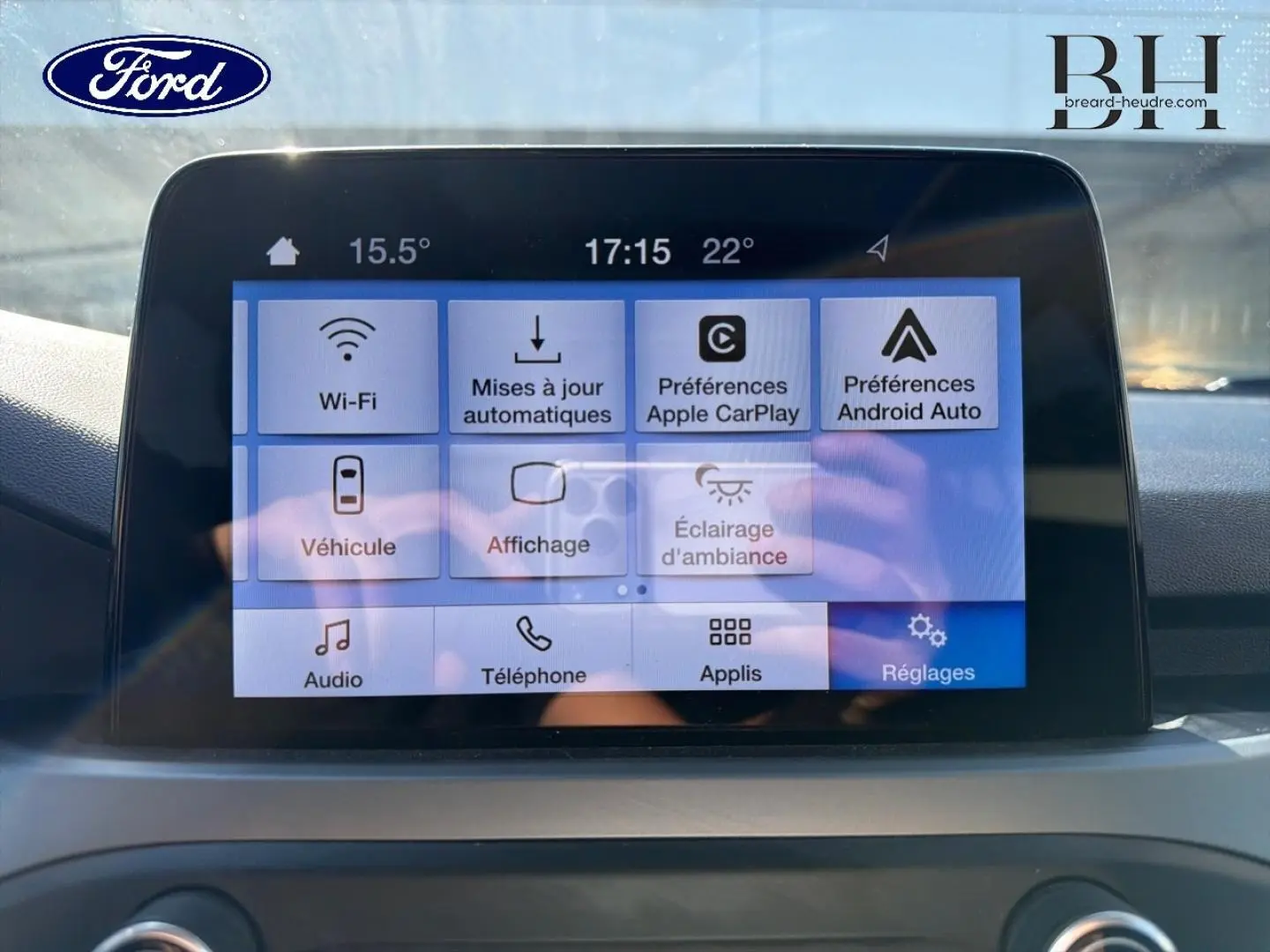 Écran tactile central de la Ford Focus 2022 affichant les réglages connectivité et ambiance intérieure.