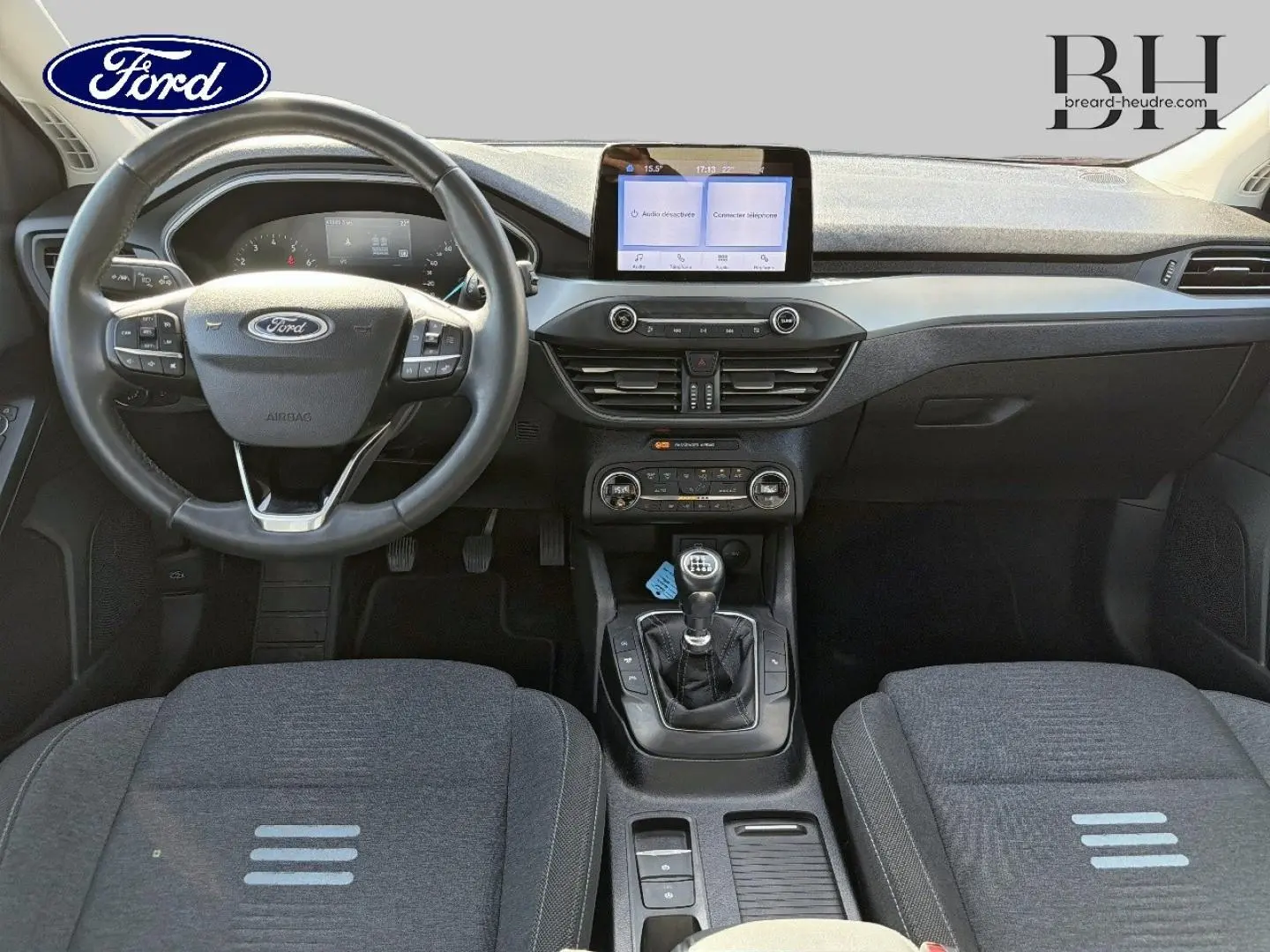 Vue intérieure avant de la Ford Focus 1.0 Flexifuel 2022, tableau de bord, volant cuir multifonction et levier de vitesses manuel.