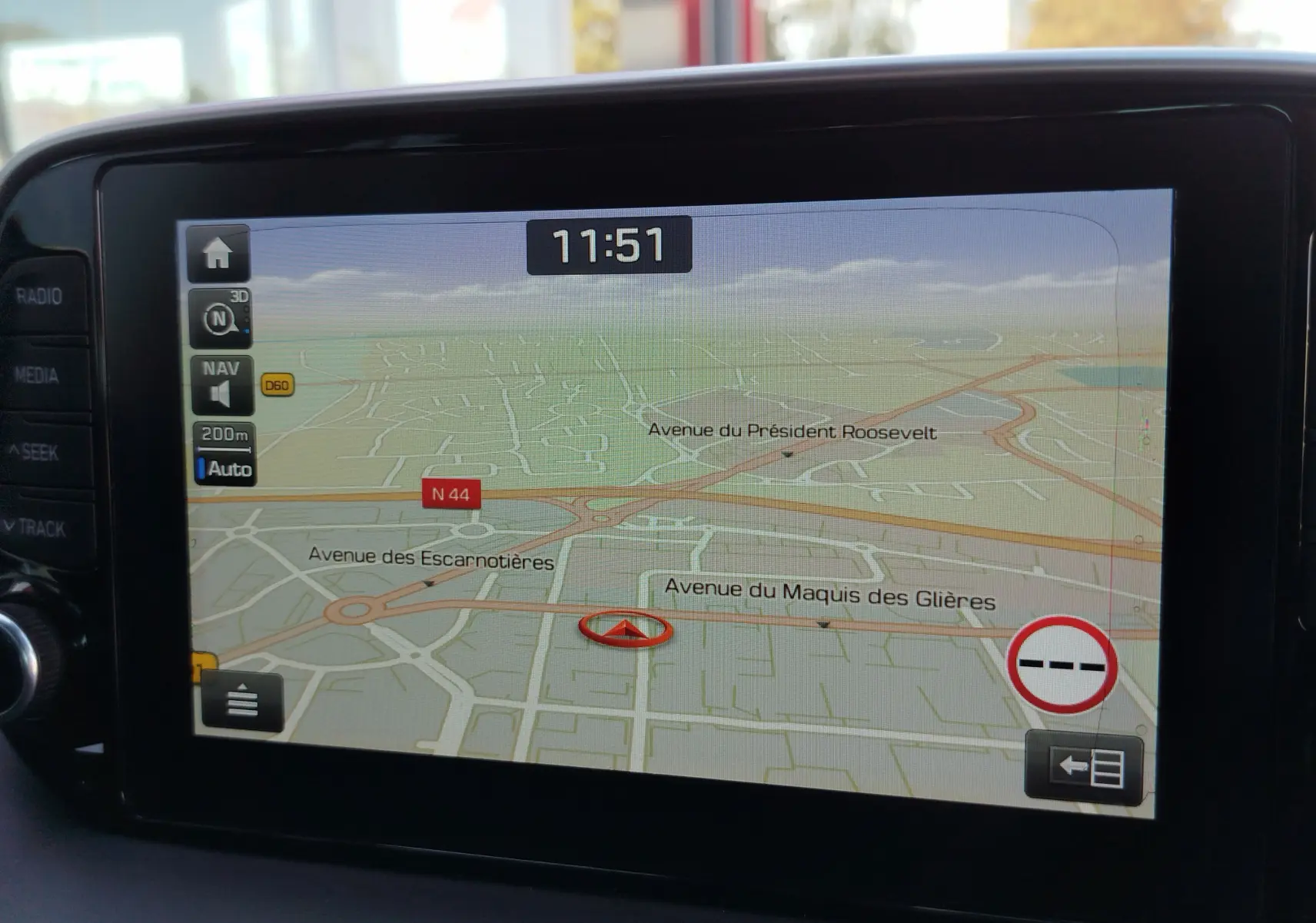 Écran de navigation du Hyundai Tucson 2019 affichant une carte détaillée avec routes et intersections, vue intérieure.