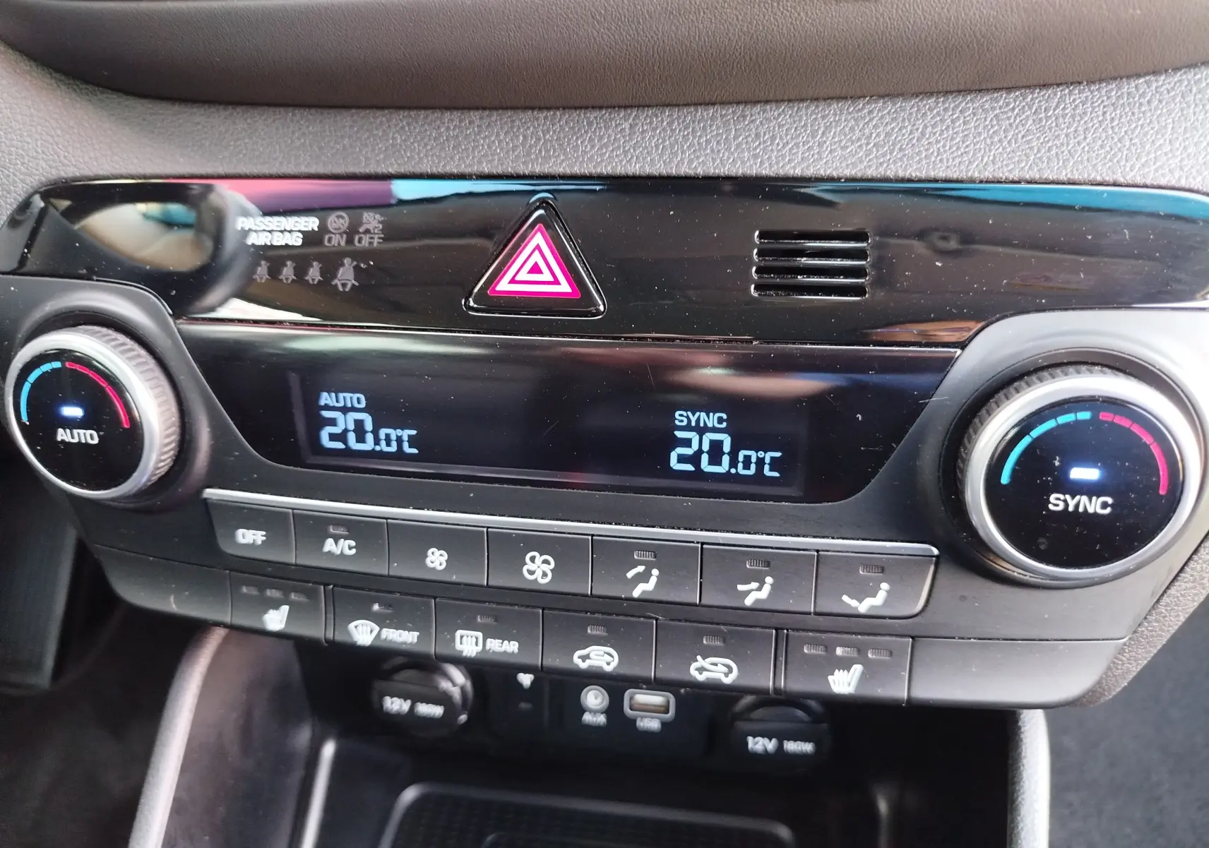 Gros plan sur la console centrale du Hyundai Tucson 2019, affichant la climatisation digitale réglée à 20°C.