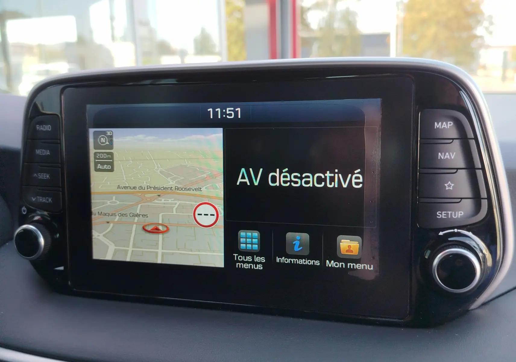 Écran tactile central du Hyundai Tucson 2019 affichant la navigation et le message "AV désactivé" en intérieur.